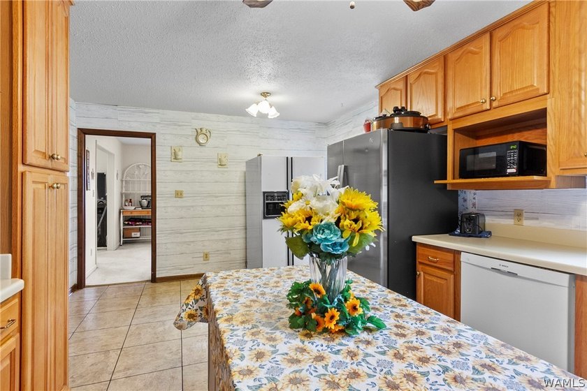This spacious 6-bedroom, 4-bathroom home offers over 3,360 sq ft - photo 11