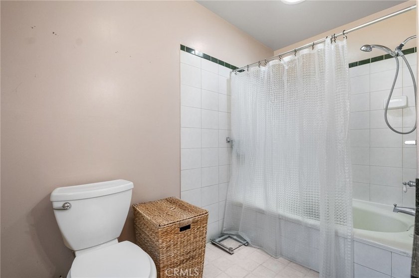 Welcome to your dream home! This stunning custom-built 3 bedroom - photo 19