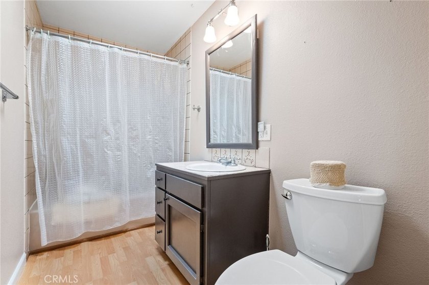 Welcome to your dream home! This stunning custom-built 3 bedroom - photo 22