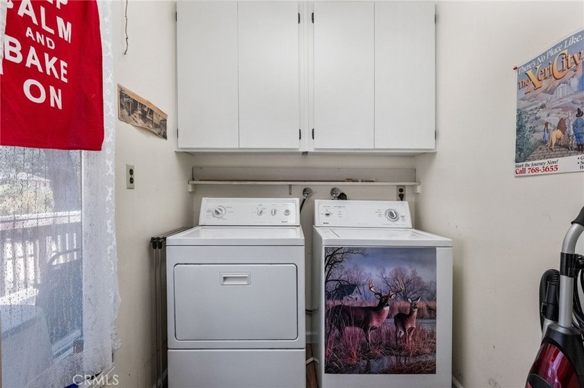 Welcome to your dream home! This stunning custom-built 3 bedroom - photo 23