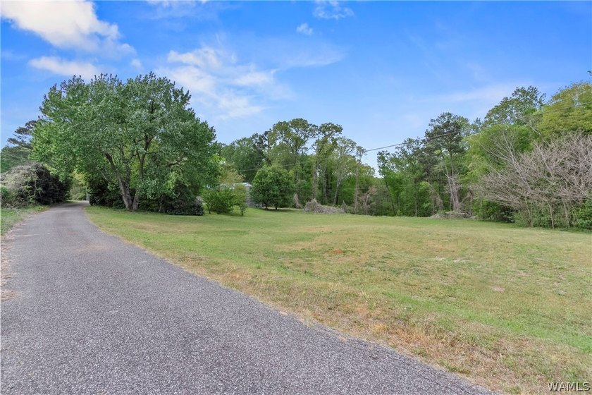 This spacious 6-bedroom, 4-bathroom home offers over 3,360 sq ft - photo 30