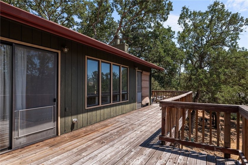 Welcome to your dream home! This stunning custom-built 3 bedroom - photo 31
