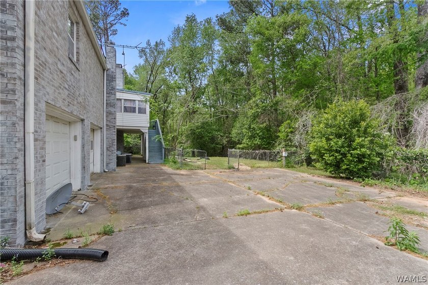This spacious 6-bedroom, 4-bathroom home offers over 3,360 sq ft - photo 37