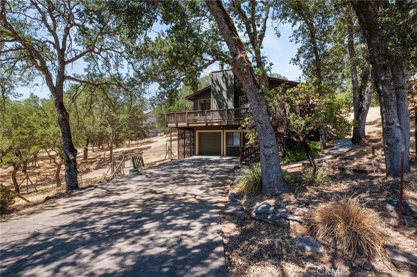 Welcome to your dream home! This stunning custom-built 3 bedroom - photo 42