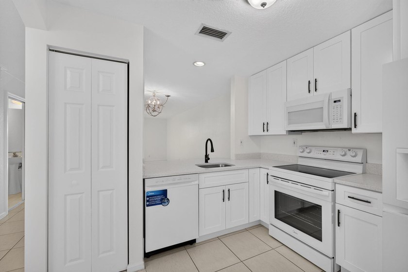 Welcome to this beautifully updated 3-bedroom, 2.5-bath 2 story - photo 5