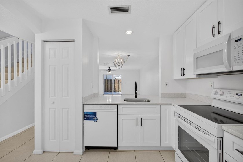 Welcome to this beautifully updated 3-bedroom, 2.5-bath 2 story - photo 6