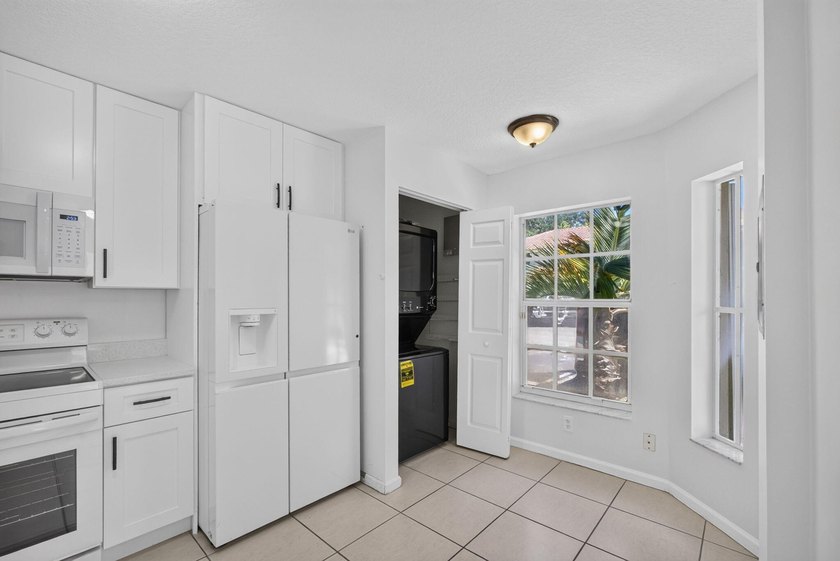 Welcome to this beautifully updated 3-bedroom, 2.5-bath 2 story - photo 8