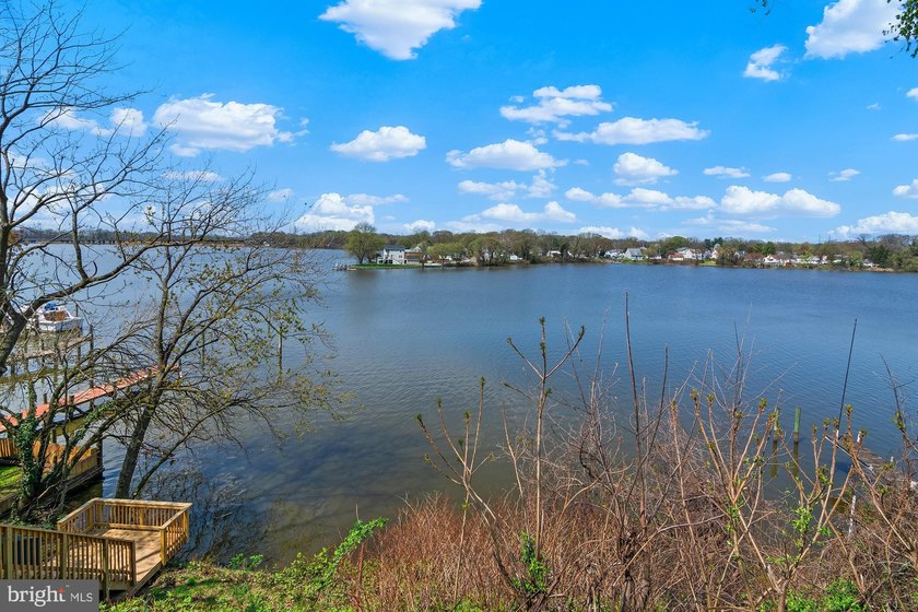 Welcome to your waterfront retreat, where comfort meet scenic - photo 31