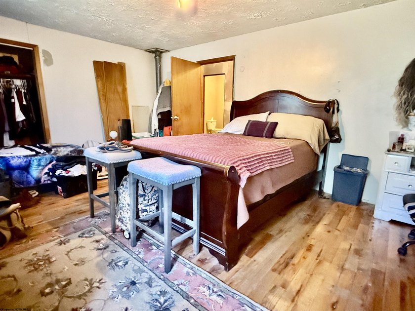 Country living at its best! This two-story home just needs a - photo 12