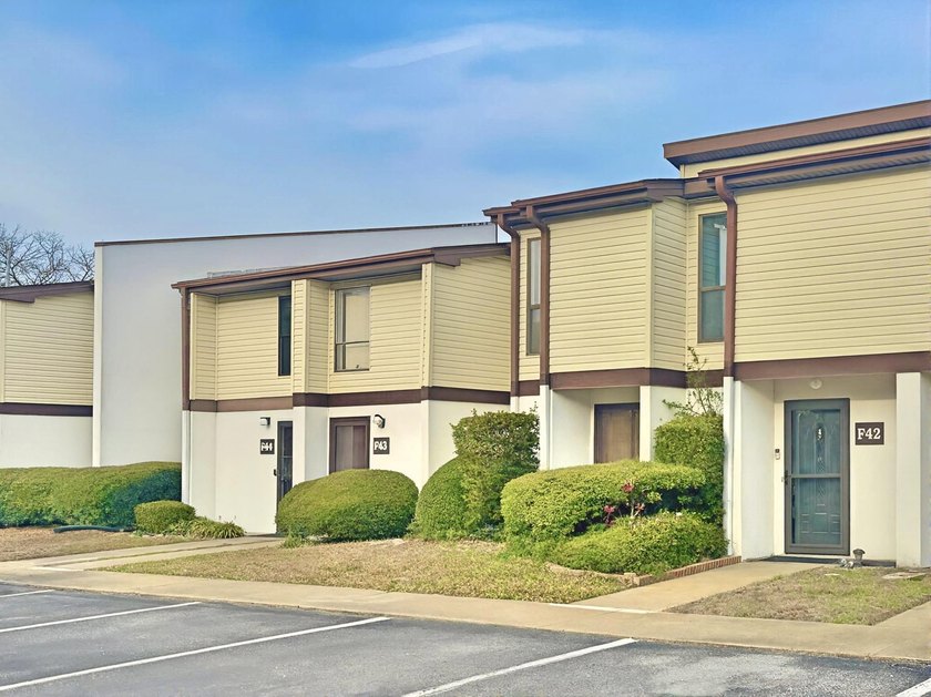 Exceptional Value 3-Bedroom Townhome Approximately One Mile to - photo 40