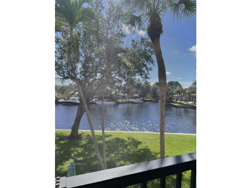GREAT LOCATION-BEST SCHOOLS-5 MIN TO DOWNTOWN BOCA RATON- CLOSE - photo 2