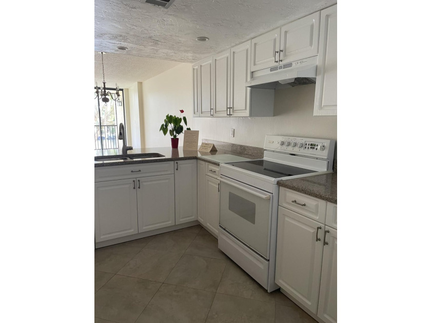GREAT LOCATION-BEST SCHOOLS-5 MIN TO DOWNTOWN BOCA RATON- CLOSE - photo 8