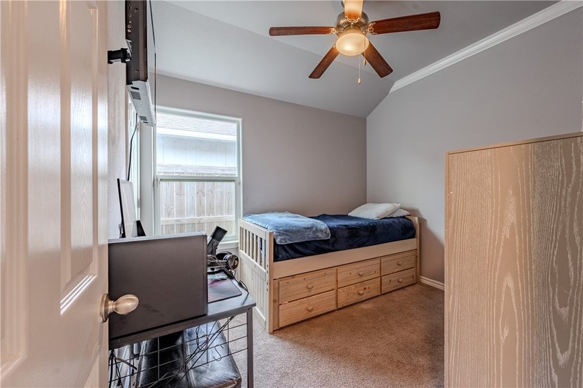 Charming and well-maintained home featuring an inviting - photo 26