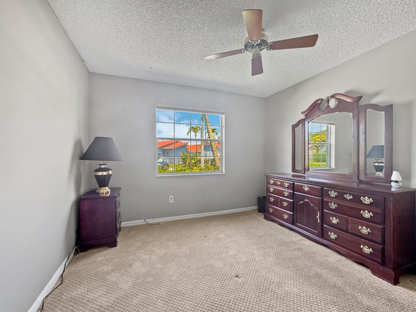 Welcome to this spacious 3-bedroom, 2-bath single-family home in - photo 20