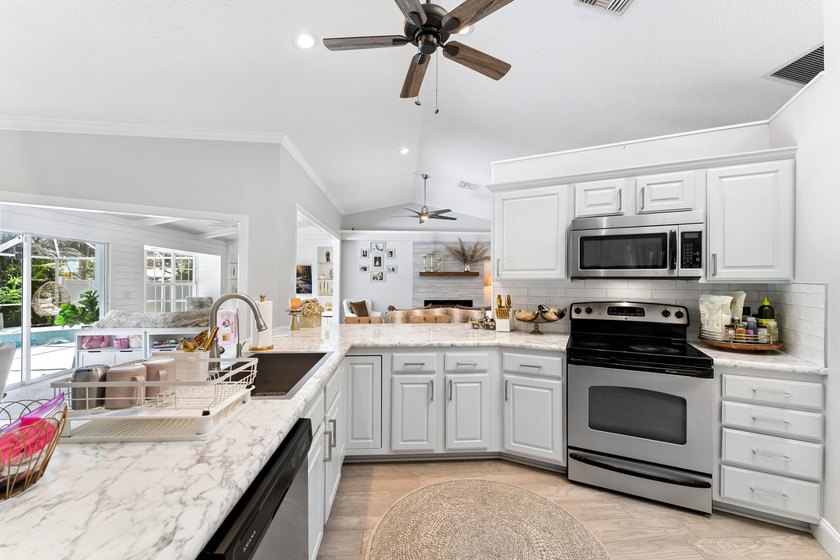 Welcome to this beautifully updated 4-bedroom, 3-bathroom home - photo 10