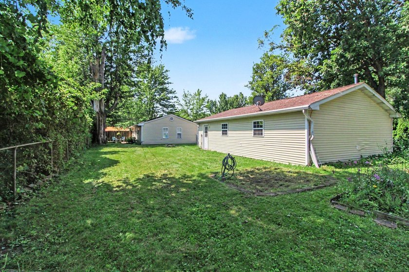 This well-maintained single-family home features 3 bedrooms and - photo 22