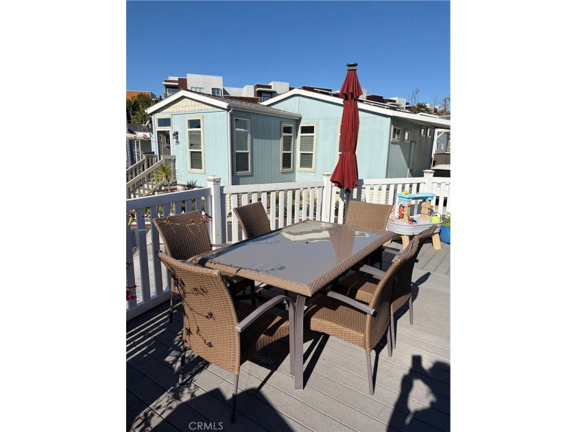 Beautiful, clean and move in ready. This 3 bedroom, 2 bth., Surf - photo 27