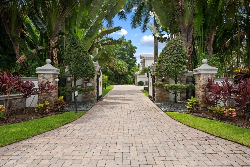 Spectacular, Grande Manor on 3 sprawling acres completely fenced - photo 2