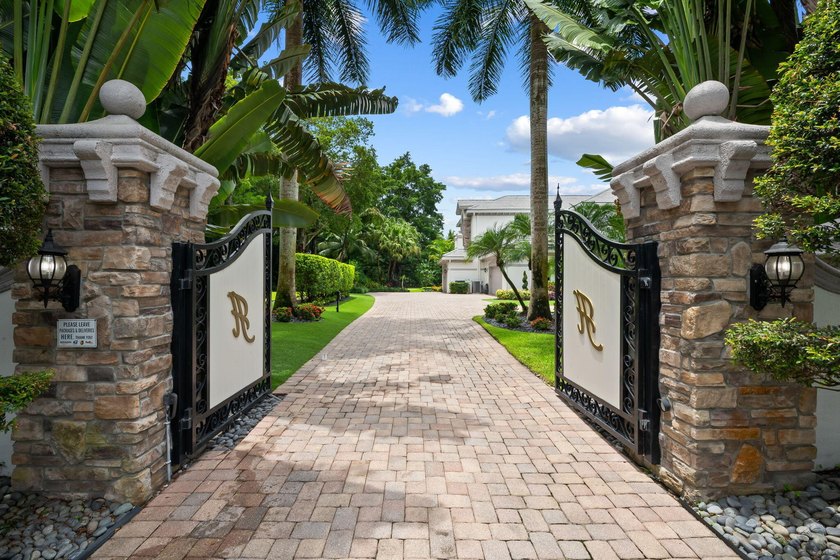 Spectacular, Grande Manor on 3 sprawling acres completely fenced - photo 3