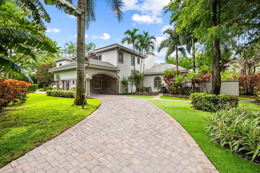Spectacular, Grande Manor on 3 sprawling acres completely fenced - photo 5