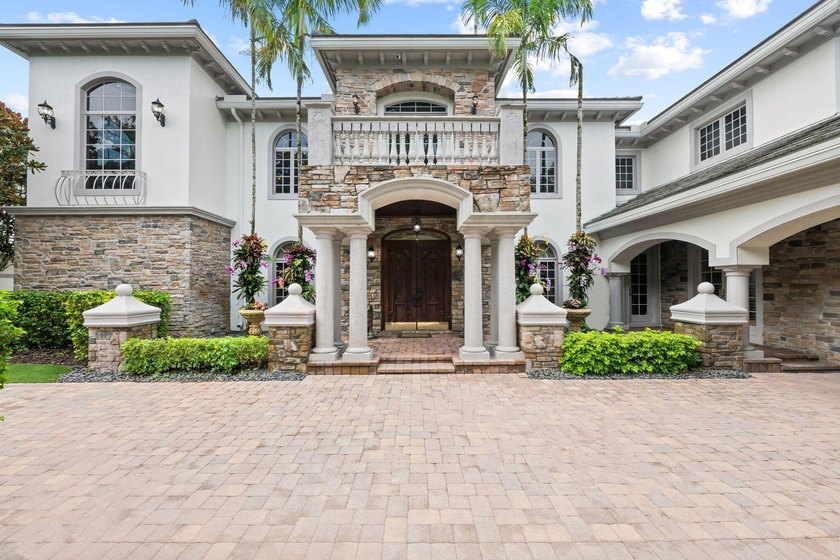 Spectacular, Grande Manor on 3 sprawling acres completely fenced - photo 6