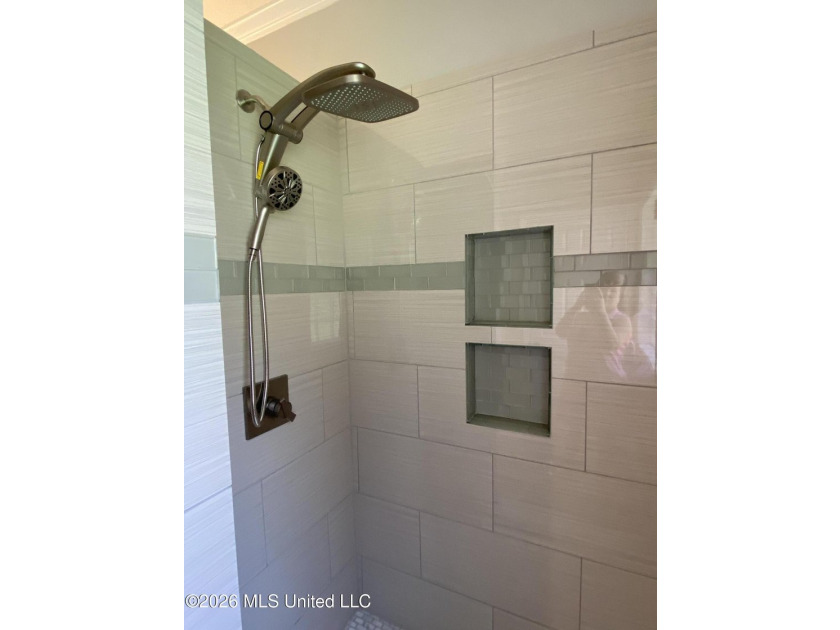 Beautiful Southern Home. Situated on 2 lots with exceptional - photo 13
