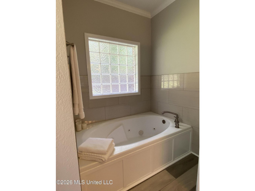 Beautiful Southern Home. Situated on 2 lots with exceptional - photo 14