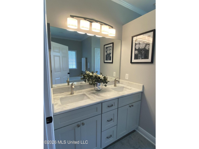 Beautiful Southern Home. Situated on 2 lots with exceptional - photo 15
