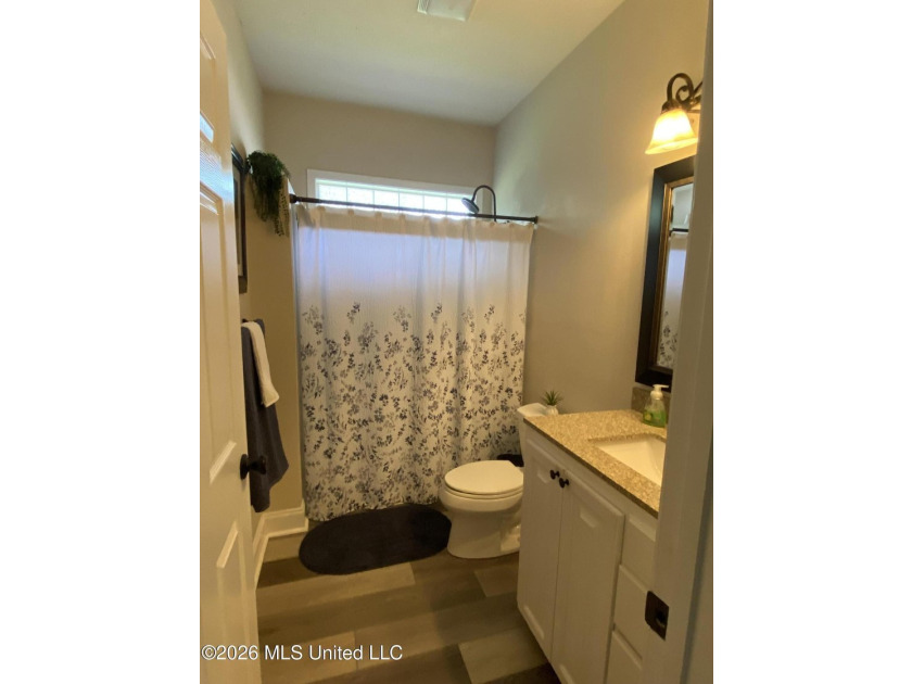 Beautiful Southern Home. Situated on 2 lots with exceptional - photo 21