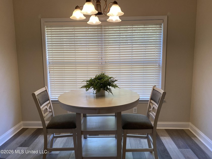 Beautiful Southern Home. Situated on 2 lots with exceptional - photo 24