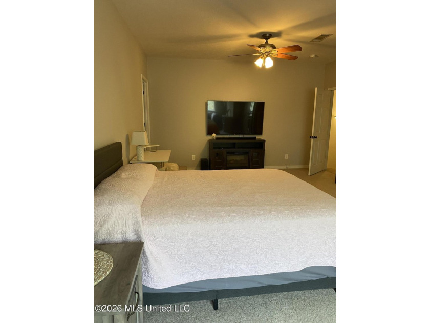 Beautiful Southern Home. Situated on 2 lots with exceptional - photo 32