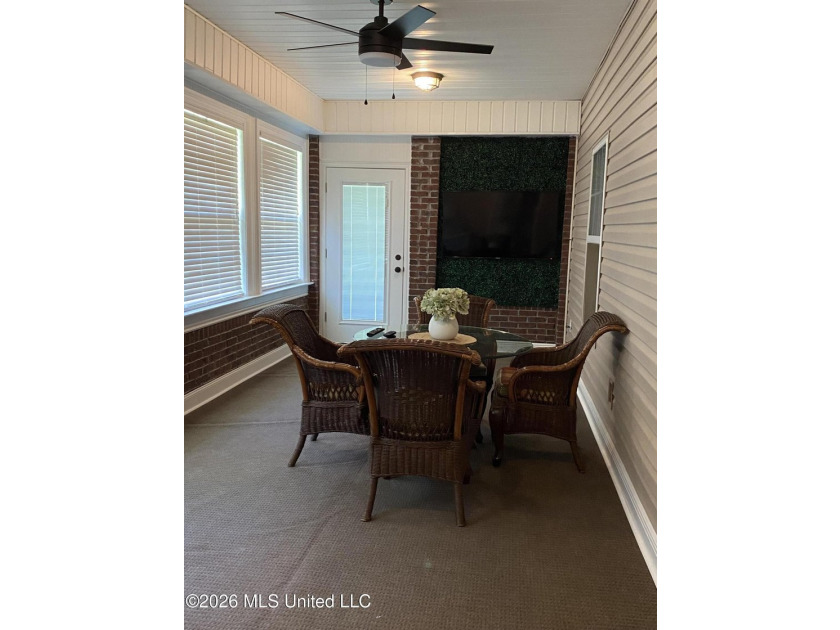 Beautiful Southern Home. Situated on 2 lots with exceptional - photo 34