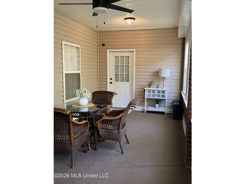 Beautiful Southern Home. Situated on 2 lots with exceptional - photo 36