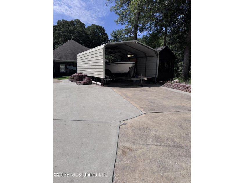Beautiful Southern Home. Situated on 2 lots with exceptional - photo 37