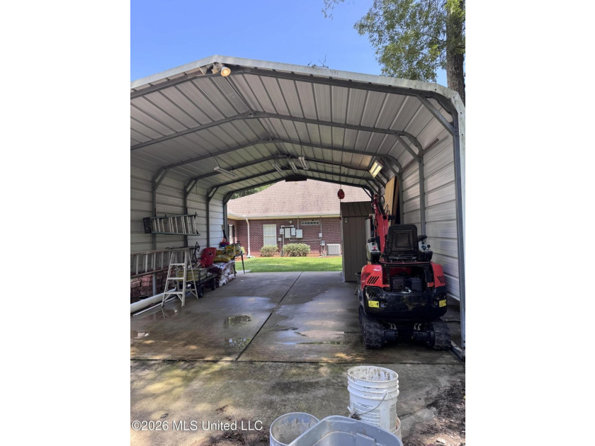 Beautiful Southern Home. Situated on 2 lots with exceptional - photo 41