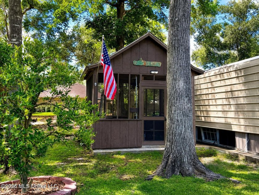 Beautiful Southern Home. Situated on 2 lots with exceptional - photo 42