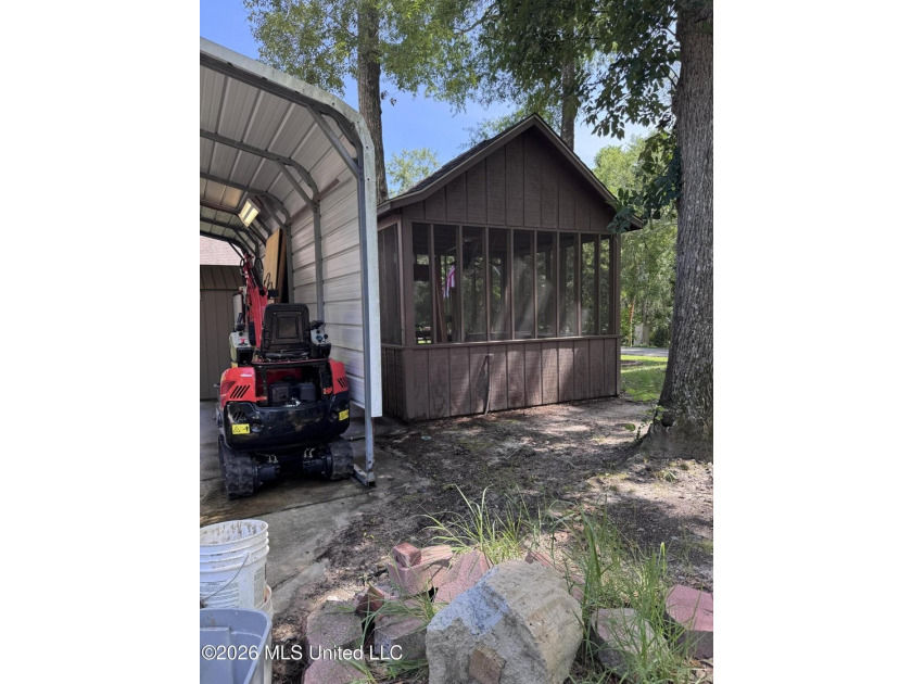 Beautiful Southern Home. Situated on 2 lots with exceptional - photo 43