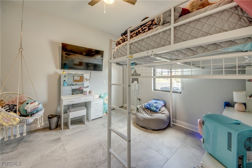 This Southern Exposure 3 Bedroom + Den, 3 Bath, 3 Car Garage - photo 31