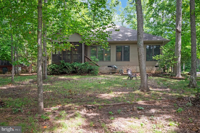 Tucked in the cul-de-sac &amp; sitting on a wooded lot give this - photo 42