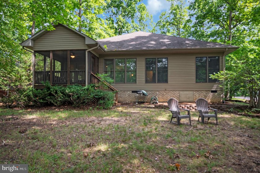 Tucked in the cul-de-sac &amp; sitting on a wooded lot give this - photo 43
