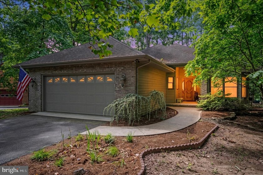 Tucked in the cul-de-sac &amp; sitting on a wooded lot give this - photo 44