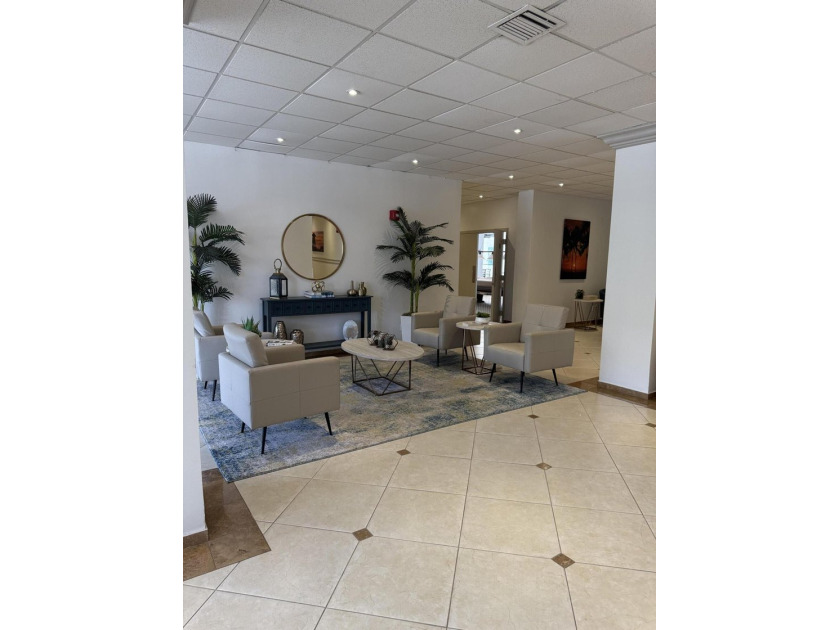 RENOVATED / BRAND NEW! Rarely available first-floor unit - photo 20