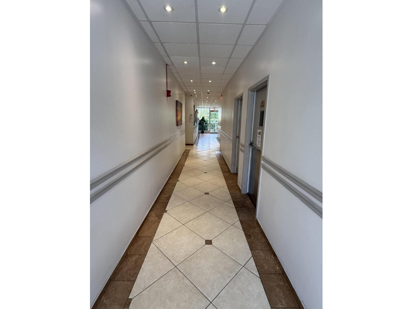 RENOVATED / BRAND NEW! Rarely available first-floor unit - photo 21