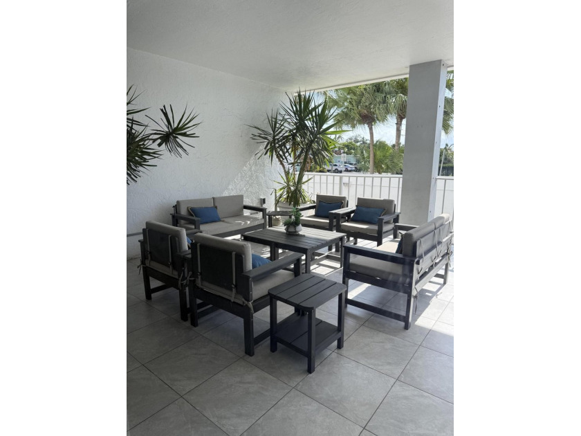 RENOVATED / BRAND NEW! Rarely available first-floor unit - photo 24