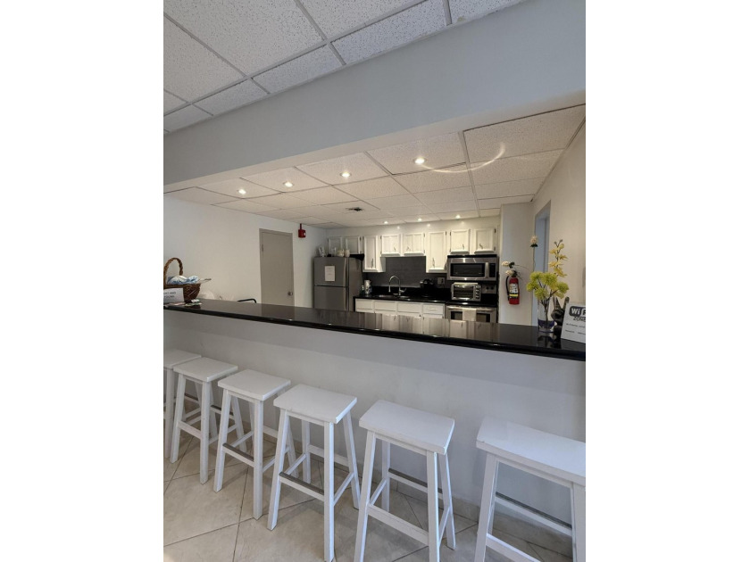 RENOVATED / BRAND NEW! Rarely available first-floor unit - photo 28