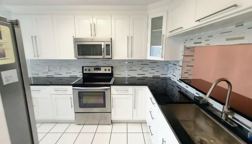 This spacious 2-bedroom, 2-bathroom penthouse condo offers - photo 2