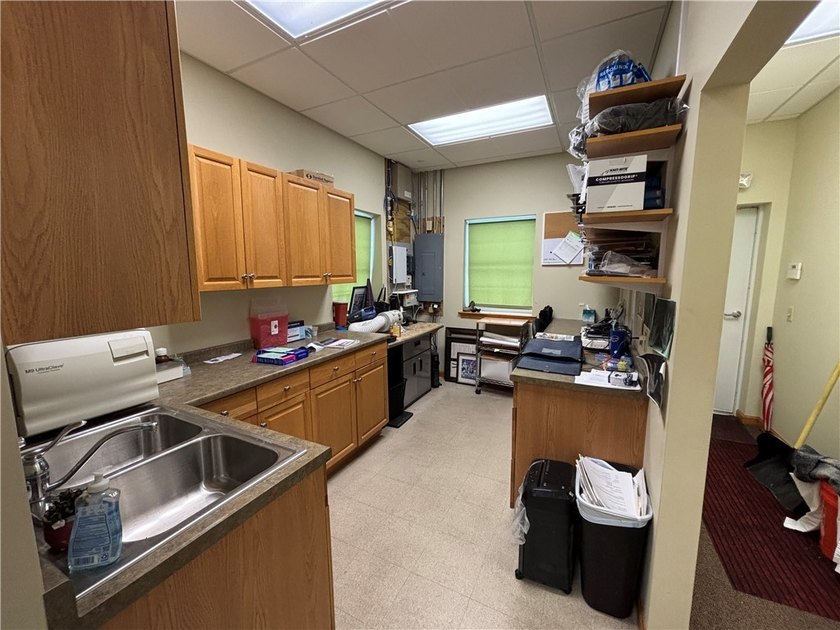 Prime Commercial Opportunity: Versatile 2,412 SF professional - photo 28