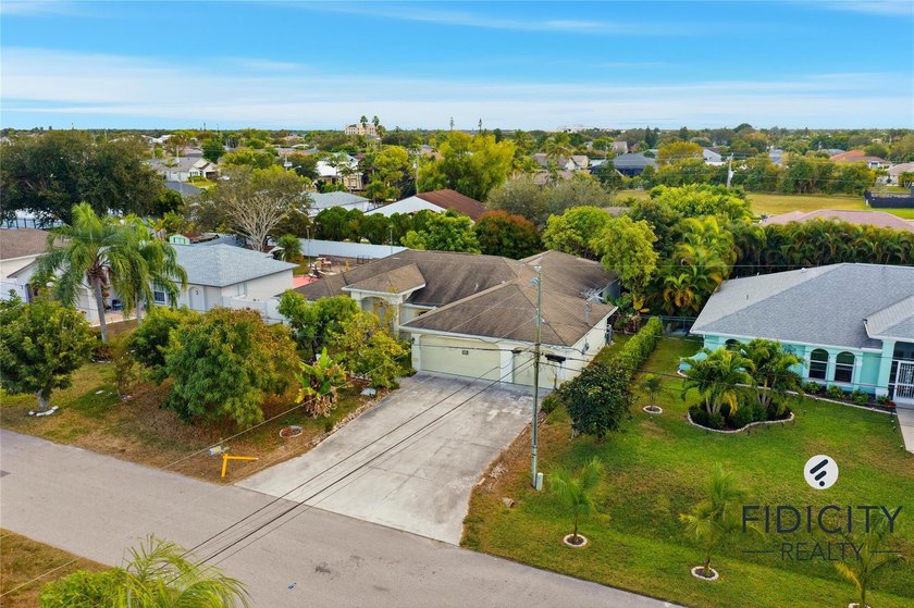 Welcome to this spacious 4-bedroom, 2-bathroom single-family - photo 2