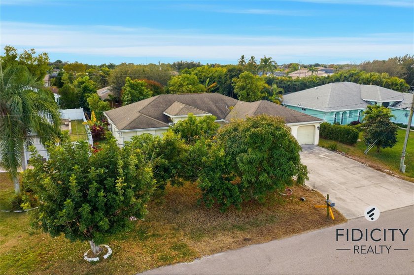 Welcome to this spacious 4-bedroom, 2-bathroom single-family - photo 3