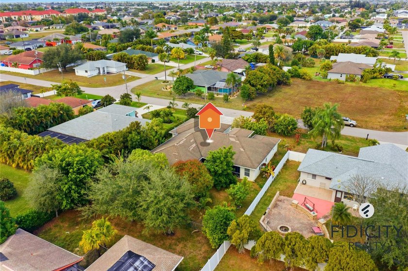 Welcome to this spacious 4-bedroom, 2-bathroom single-family - photo 4